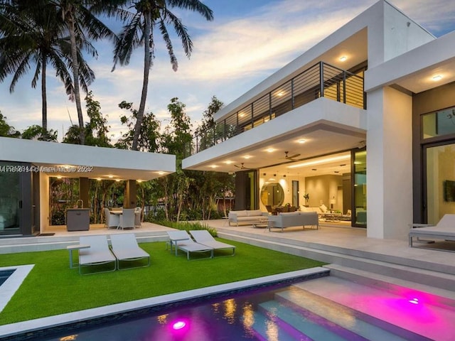 exterior space featuring an outdoor living space, ceiling fan, and a patio area