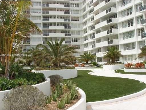 view of property's community featuring a lawn