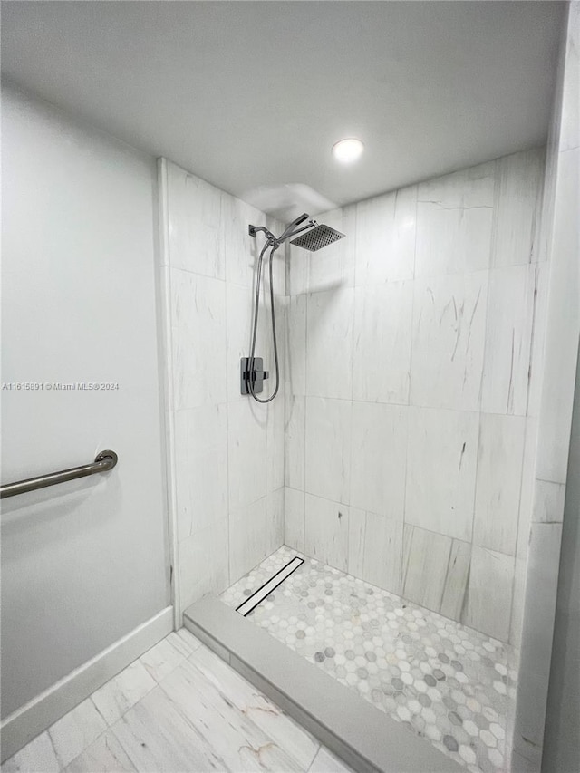 bathroom featuring a tile shower