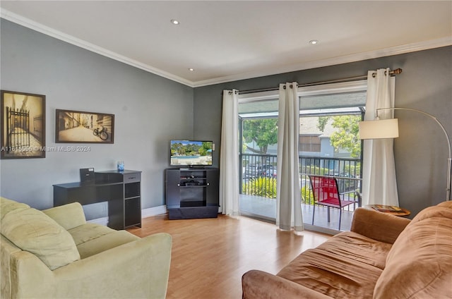 living room featuring recessed lighting, baseboards, wood finished floors, and crown molding