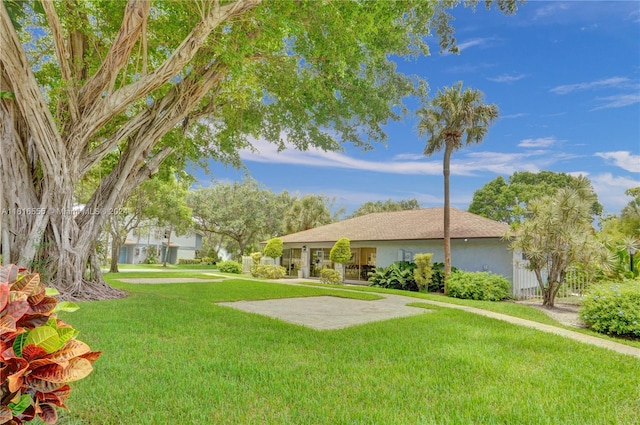 view of yard featuring an attached garage and driveway