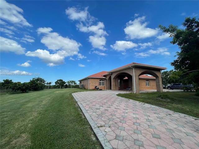 view of front facade featuring a patio and a front yard