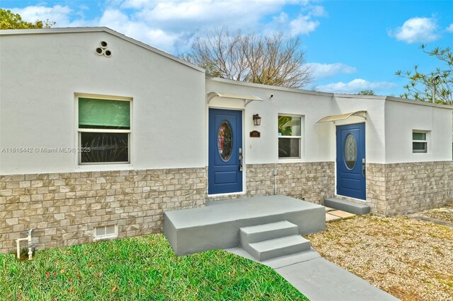 view of front of property featuring a front lawn