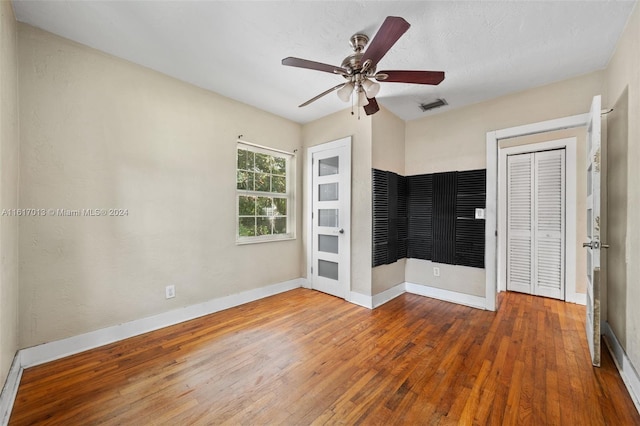 spare room featuring hardwood / wood-style floors, a textured ceiling, and ceiling fan