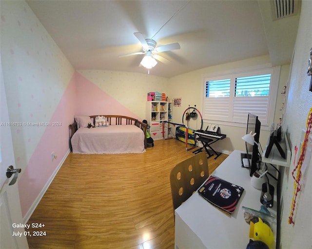 bedroom with ceiling fan