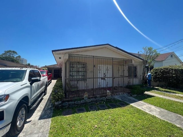 view of front of house featuring a front lawn