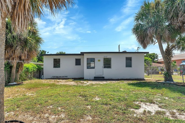 view of front facade featuring a front yard