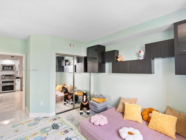 bedroom featuring a textured ceiling and a closet