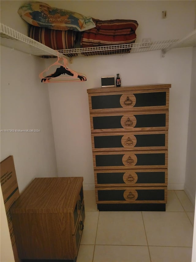 walk in closet featuring tile patterned floors