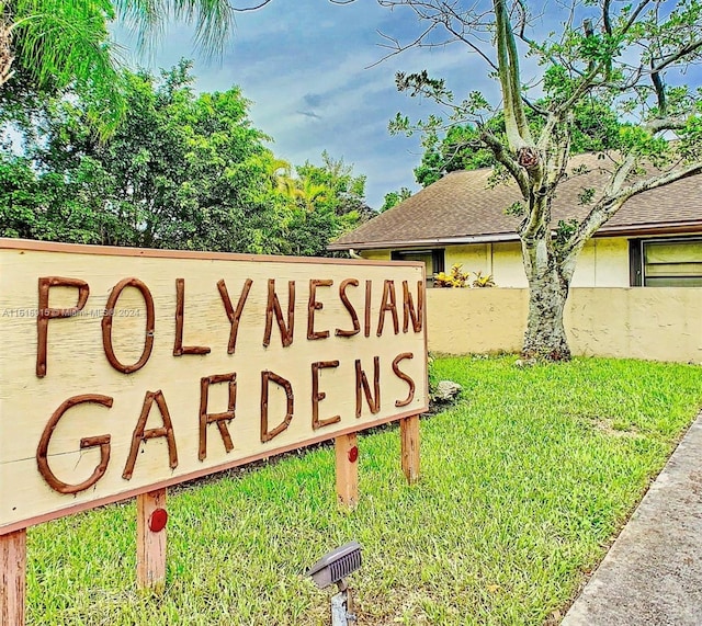 community sign featuring a lawn