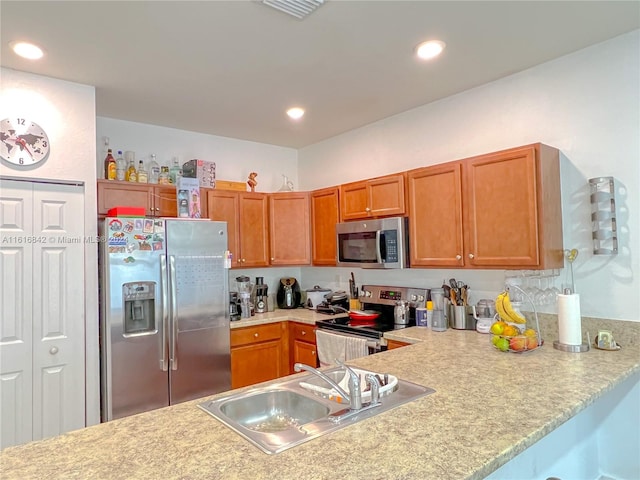 kitchen featuring sink, kitchen peninsula, and stainless steel appliances