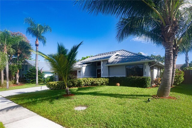 view of front facade featuring a front lawn