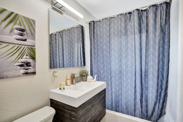 full bathroom featuring shower / tub combo with curtain, vanity, and toilet