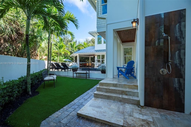 view of yard featuring a patio