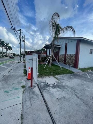 Listing photo 3 for 13720 NW 22nd Ave, Opa-Locka FL 33054