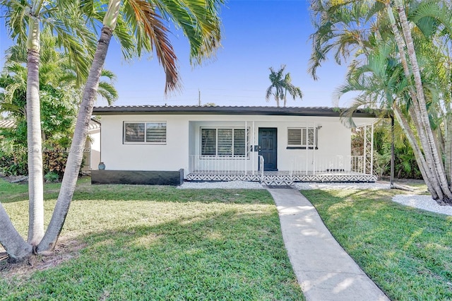 view of front of property with a front yard