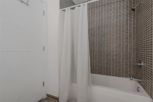 bathroom with shower / bath combo