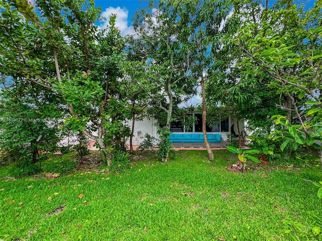 view of yard featuring a pool