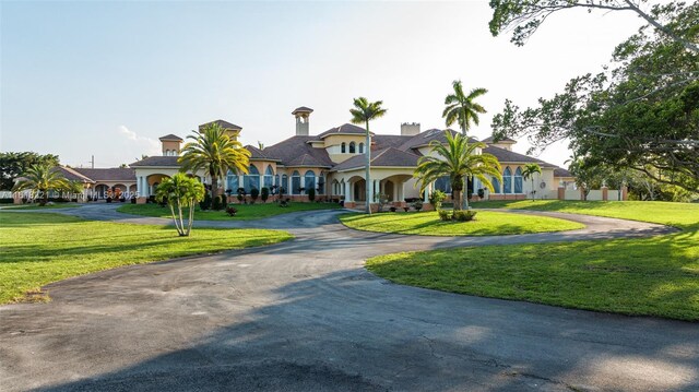 view of front of house featuring a front yard