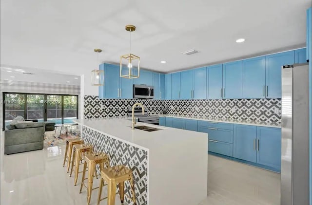 kitchen featuring a breakfast bar, hanging light fixtures, kitchen peninsula, stainless steel appliances, and decorative backsplash