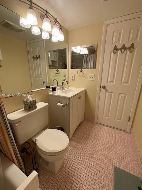 full bathroom with shower / bath combination with curtain, vanity, and toilet