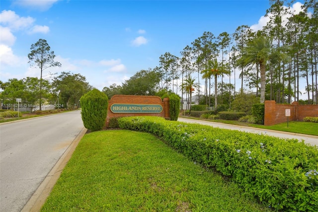 community sign featuring a yard