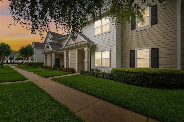 view of front of property featuring a lawn