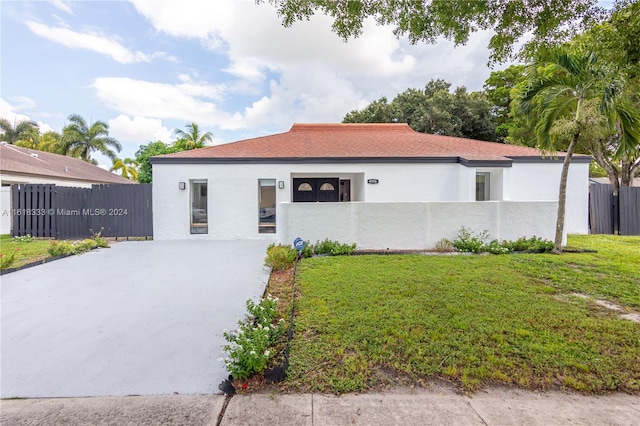 view of front of property with a front lawn