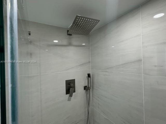 bathroom featuring tiled shower