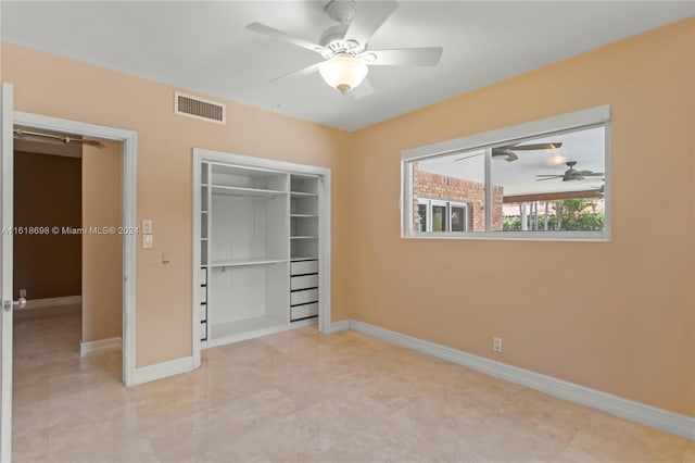 unfurnished bedroom featuring ceiling fan and a closet