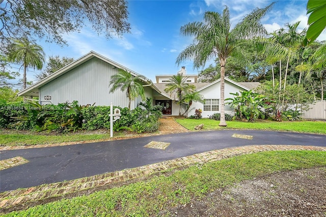 view of front of house featuring a front lawn