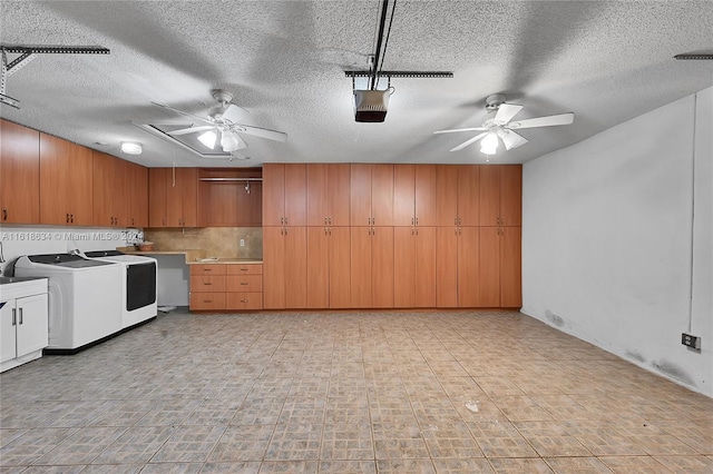 kitchen featuring decorative backsplash, ceiling fan, washer and dryer, and a textured ceiling