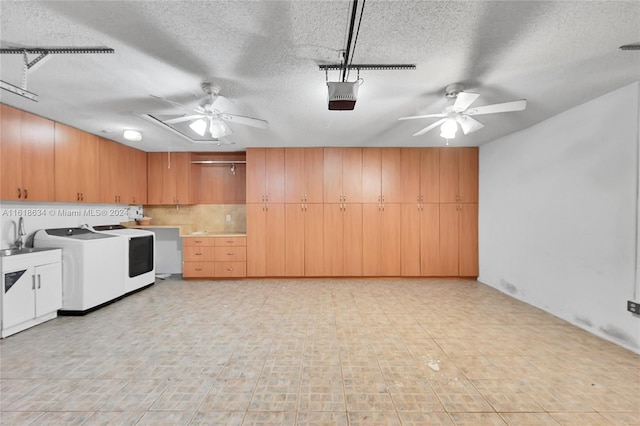 kitchen with ceiling fan, sink, tasteful backsplash, separate washer and dryer, and a textured ceiling