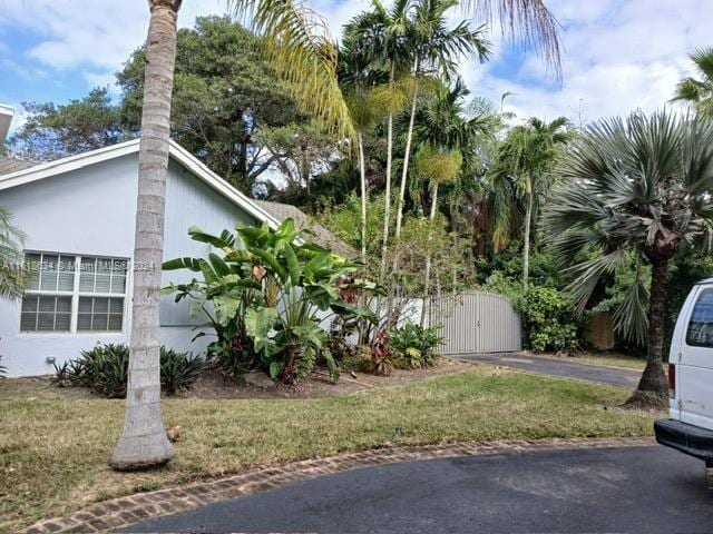 view of side of property featuring a lawn