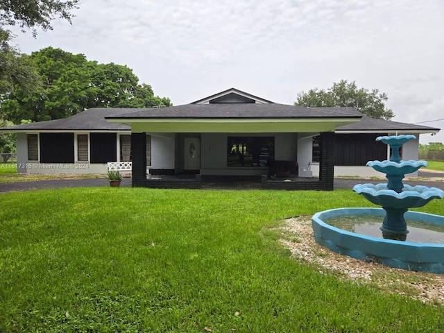 view of front of property featuring a front lawn