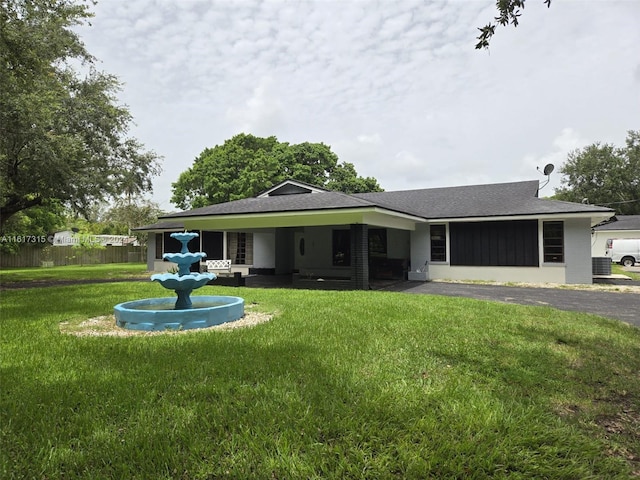 view of front of home featuring a front lawn