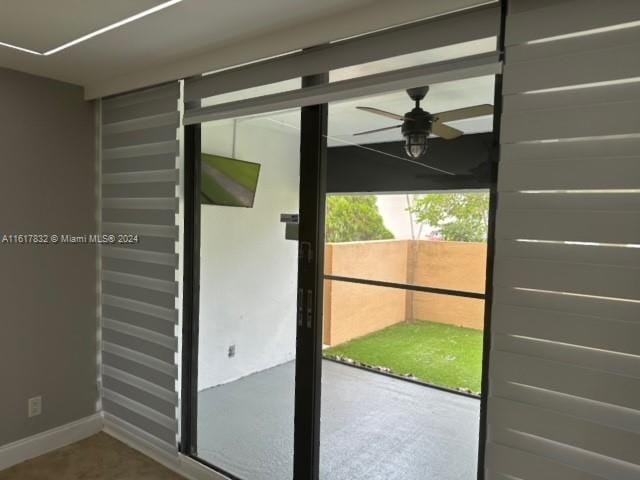 entryway with carpet and ceiling fan