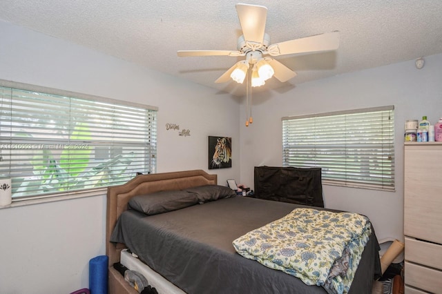 bedroom featuring ceiling fan and a textured ceiling