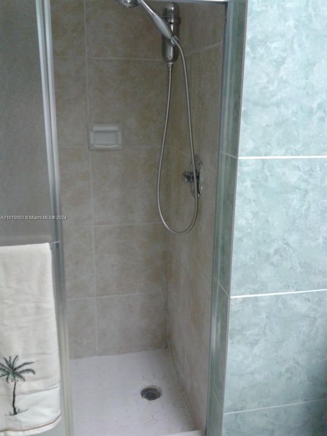 bathroom featuring tiled shower