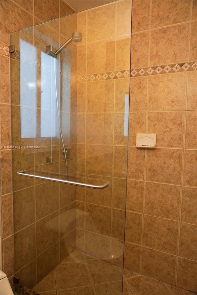 bathroom featuring tiled shower