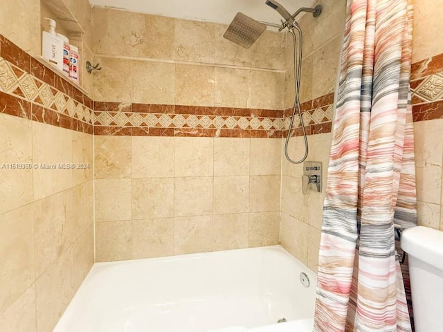 bathroom featuring shower / tub combo with curtain