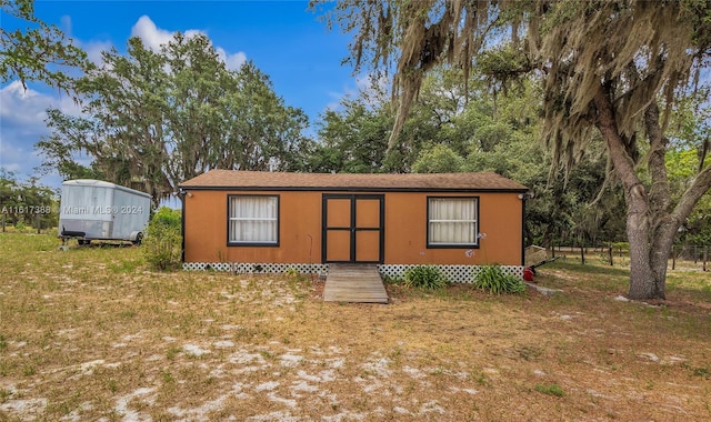 view of front of home with a front lawn