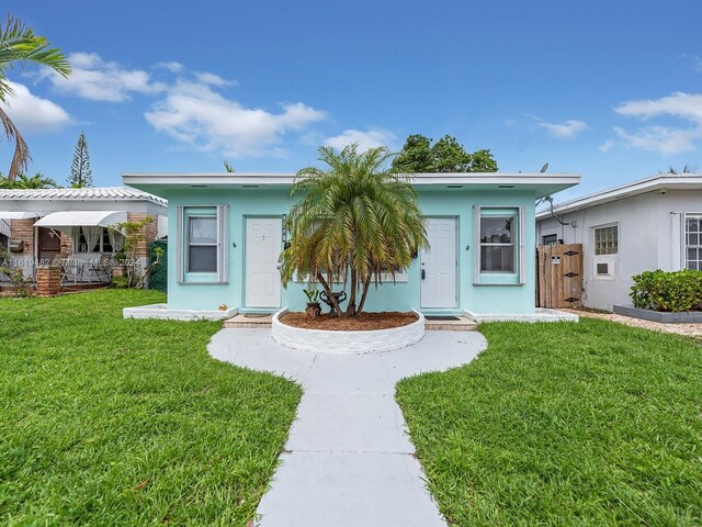 view of front of property featuring a front yard