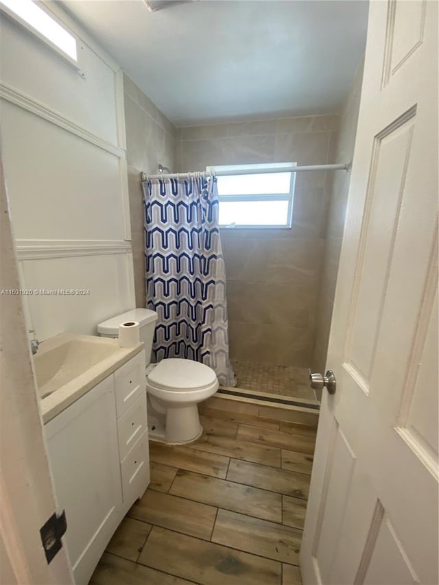 bathroom with a shower with curtain, vanity, and toilet