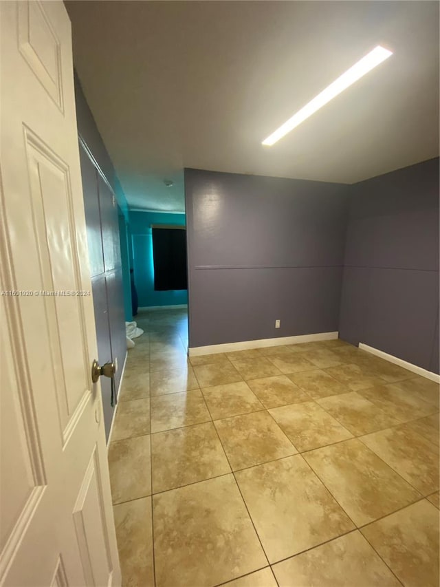 spare room featuring light tile patterned flooring