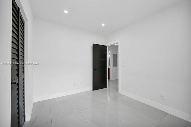 unfurnished room featuring light tile patterned flooring