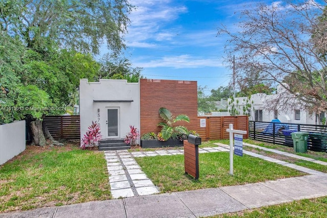 view of front of home featuring a front lawn