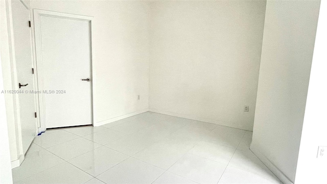 empty room featuring light tile patterned floors