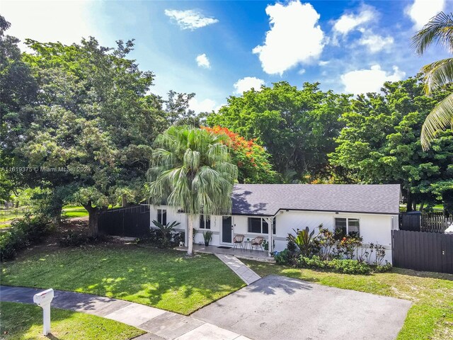 view of front of house with a front lawn