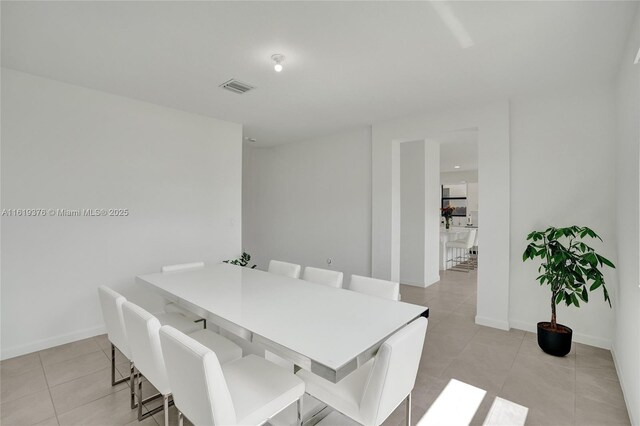 kitchen with appliances with stainless steel finishes, sink, white cabinetry, a center island, and a breakfast bar area